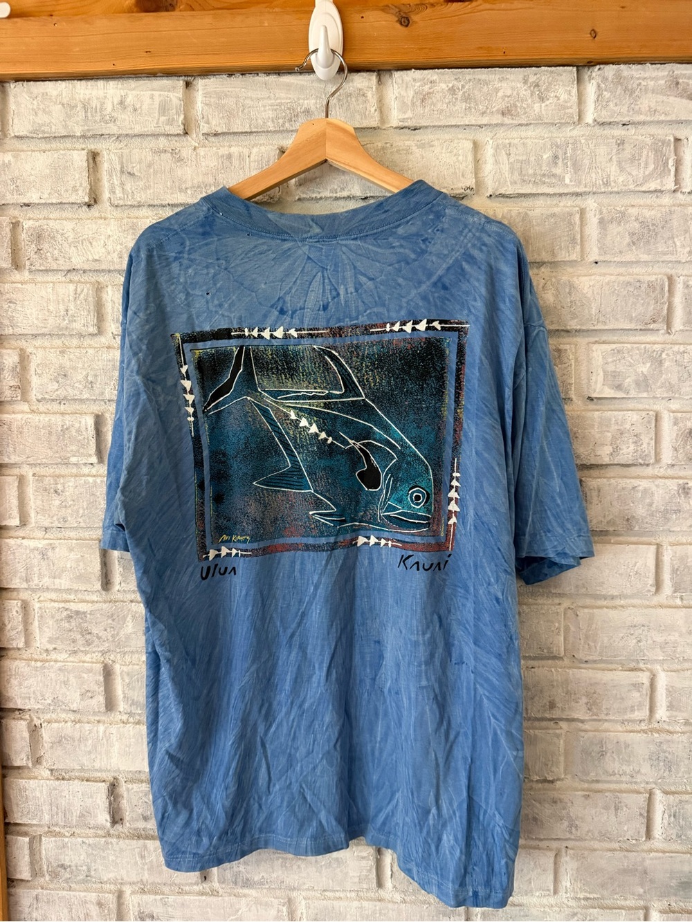 Vintage Crazy Shirt Blue Fish Graphic T-Shirt for Fish Care Enthusiasts